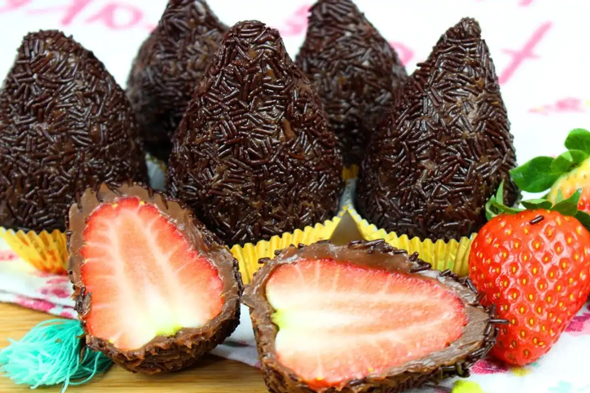 Coxinha-de-Brigadeiro-com-Morango-Dentro